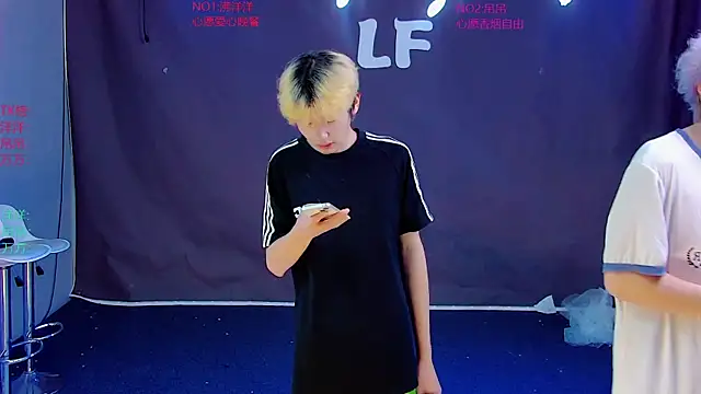Snapshot of LF-boy chatting on 07.15.26 LF-boy online show from 07.15.26
