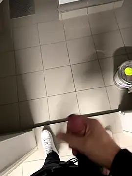 Snapshot of swissboy22 chatting on 10.29.25 swissboy22 online show from 10.29.25