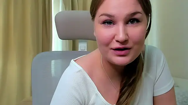 Snapshot of JennifferEwin chatting on 07.25.26 JennifferEwin online show from 07.25.26