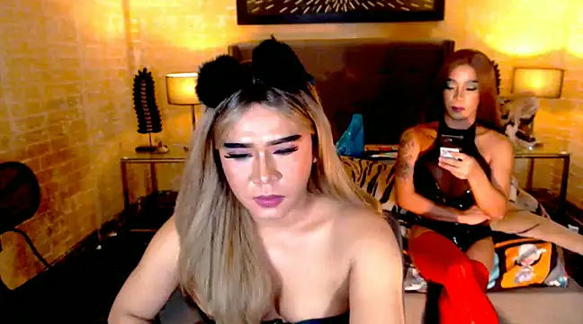 Snapshot of BigCumHuntersxx chatting on 12.13.24 BigCumHuntersxx online show from 12.13.24