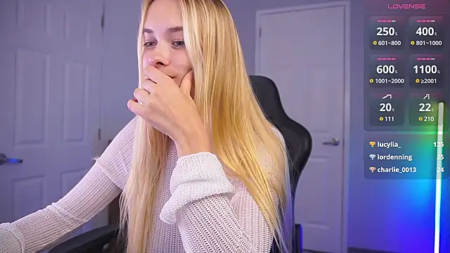 Snapshot of DanikaDillan chatting on 12.27.24 DanikaDillan online show from 12.27.24