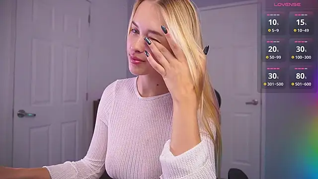 Snapshot of DanikaDillan chatting on 12.28.24 DanikaDillan online show from 12.28.24