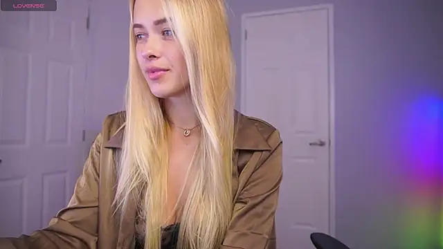 Snapshot of DanikaDillan chatting on 01.14.25 DanikaDillan online show from 01.14.25