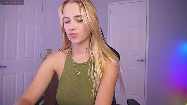 Snapshot of DanikaDillan chatting on 01.23.25 DanikaDillan online show from 01.23.25