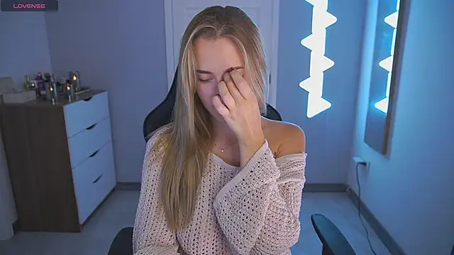 Snapshot of DanikaDillan chatting on 09.30.25 DanikaDillan online show from 09.30.25