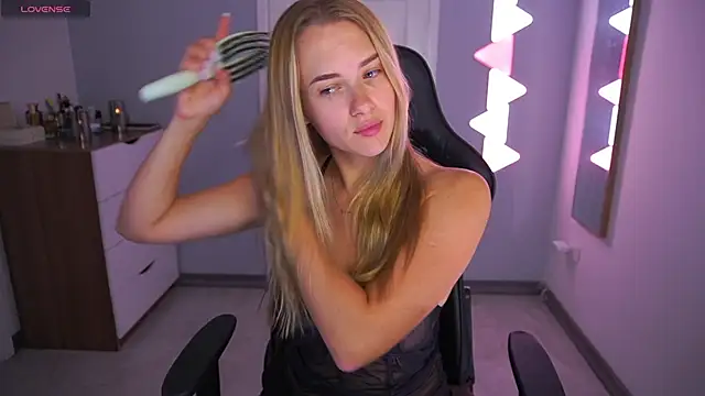 Snapshot of DanikaDillan chatting on 10.14.25 DanikaDillan online show from 10.14.25