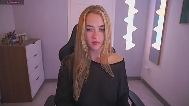 Snapshot of DanikaDillan chatting on 11.10.25 DanikaDillan online show from 11.10.25