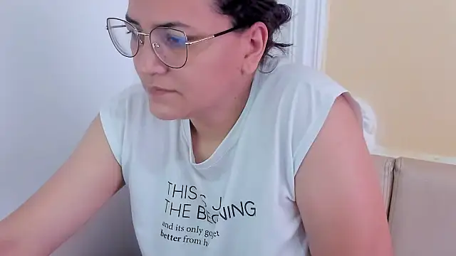 Snapshot of MARILYN_GARCIA chatting on 02.05.25 MARILYN GARCIA online show from 02.05.25