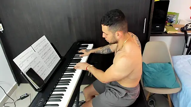 Snapshot of logan_smith chatting on 12.18.25 logan smith online show from 12.18.25