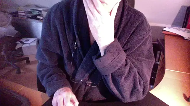 Snapshot of outlaw200 chatting on 01.01.25 outlaw200 online show from 01.01.25