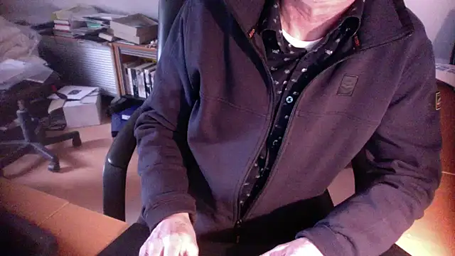 Snapshot of outlaw200 chatting on 01.08.25 outlaw200 online show from 01.08.25