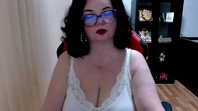 Snapshot of MissTroublle chatting on 06.17.26 MissTroublle online show from 06.17.26