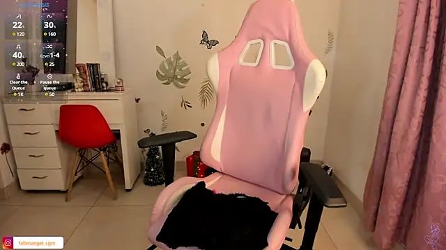 Snapshot of Fallengangel chatting on 12.17.24 Fallengangel online show from 12.17.24