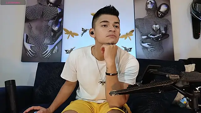 Snapshot of VikoHands chatting on 12.03.24 VikoHands online show from 12.03.24