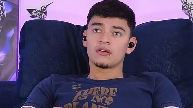 Snapshot of VikoHands chatting on 11.12.25 VikoHands online show from 11.12.25