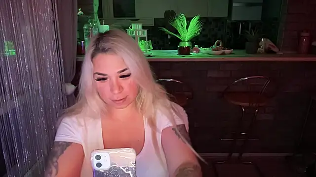 Snapshot of Monageil chatting on 02.02.25 Monageil online show from 02.02.25