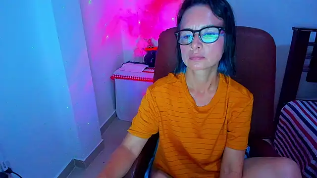 Snapshot of BrianaGarner chatting on 10.21.25 BrianaGarner online show from 10.21.25