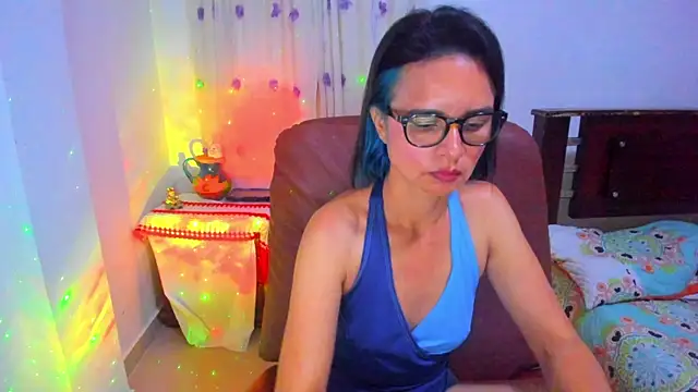 Snapshot of BrianaGarner chatting on 11.09.25 BrianaGarner online show from 11.09.25