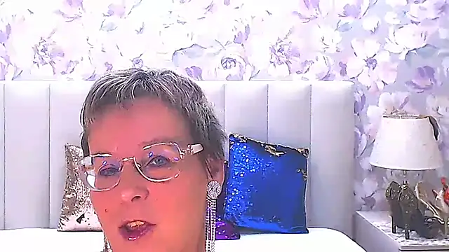 MilfyMommyXX online show from 11.08.25