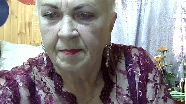 Emma52610 online show from 10.16.25