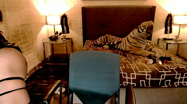 Snapshot of LavictoriaFox chatting on 02.08.25 LavictoriaFox online show from 02.08.25