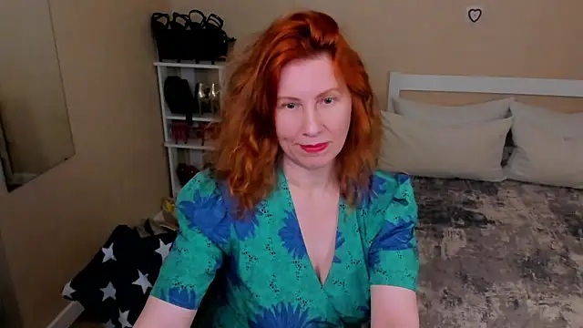 Snapshot of FoxySophia chatting on 06.12.26 FoxySophia online show from 06.12.26