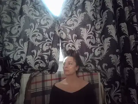 Snapshot of LindaStarS chatting on 02.13.25 LindaStarS online show from 02.13.25