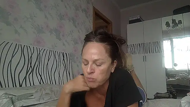 Snapshot of LindaStarS chatting on 10.02.25 LindaStarS online show from 10.02.25