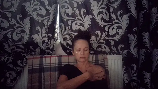 Snapshot of LindaStarS chatting on 10.04.25 LindaStarS online show from 10.04.25