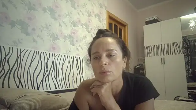 Snapshot of LindaStarS chatting on 10.04.25 LindaStarS online show from 10.04.25