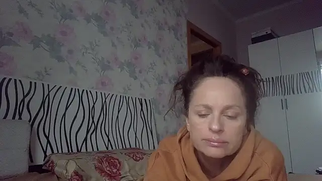 Snapshot of LindaStarS chatting on 10.08.25 LindaStarS online show from 10.08.25