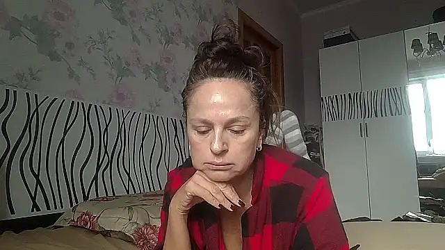 Snapshot of LindaStarS chatting on 10.13.25 LindaStarS online show from 10.13.25