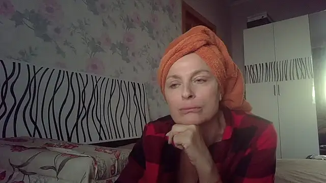 Snapshot of LindaStarS chatting on 10.17.25 LindaStarS online show from 10.17.25