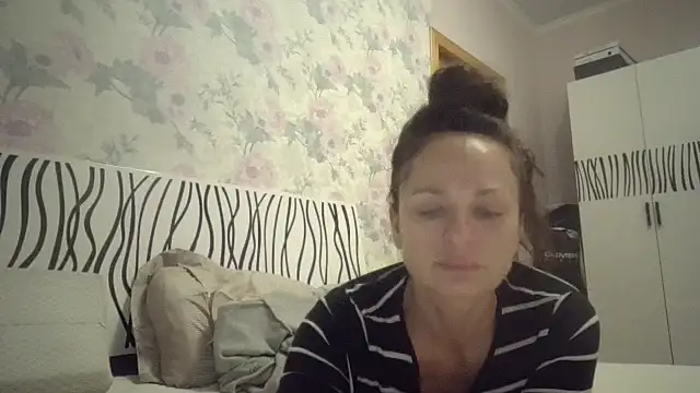 Snapshot of LindaStarS chatting on 10.18.25 LindaStarS online show from 10.18.25