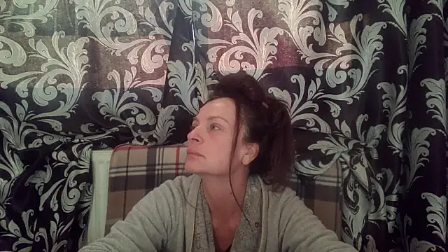 Snapshot of LindaStarS chatting on 10.21.25 LindaStarS online show from 10.21.25