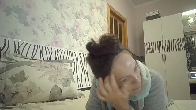 Snapshot of LindaStarS chatting on 10.23.25 LindaStarS online show from 10.23.25