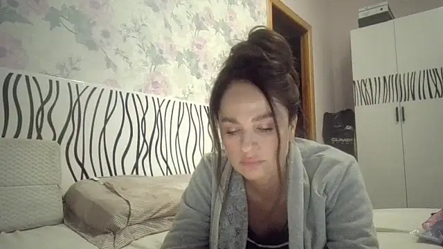 Snapshot of LindaStarS chatting on 10.25.25 LindaStarS online show from 10.25.25