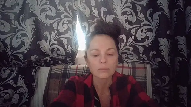 Snapshot of LindaStarS chatting on 10.28.25 LindaStarS online show from 10.28.25