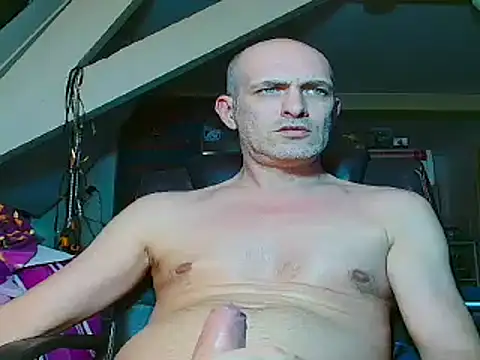 Snapshot of maxhard77 chatting on 01.17.25 maxhard77 online show from 01.17.25