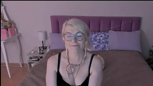 Snapshot of sabrinamacmarren chatting on 01.12.25 sabrinamacmarren online show from 01.12.25