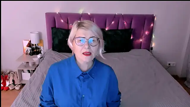 Snapshot of sabrinamacmarren chatting on 12.18.25 sabrinamacmarren online show from 12.18.25