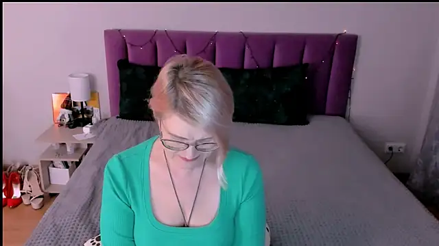 Snapshot of sabrinamacmarren chatting on 12.19.25 sabrinamacmarren online show from 12.19.25