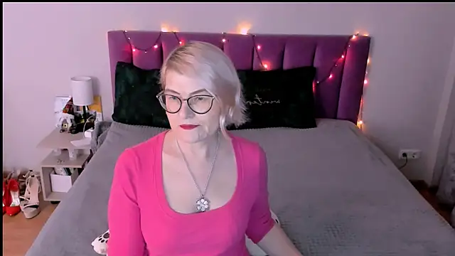 Snapshot of sabrinamacmarren chatting on 12.21.25 sabrinamacmarren online show from 12.21.25