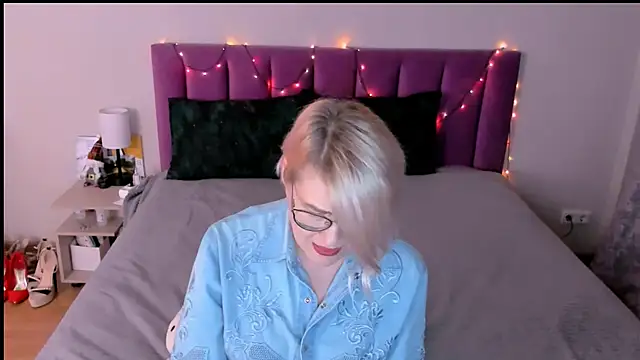 Snapshot of sabrinamacmarren chatting on 12.22.25 sabrinamacmarren online show from 12.22.25