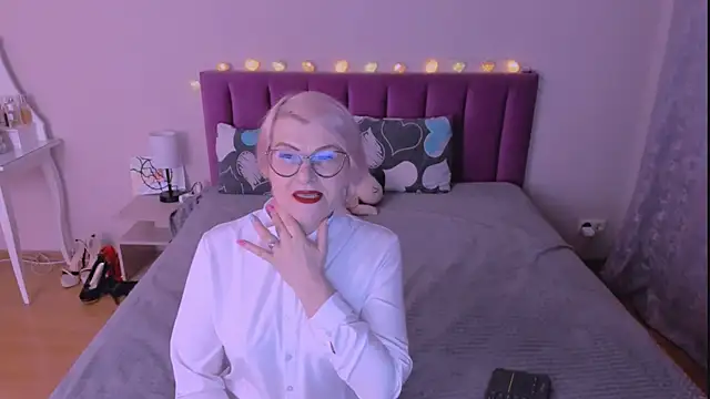 Snapshot of sabrinamacmarren chatting on 02.14.26 sabrinamacmarren online show from 02.14.26