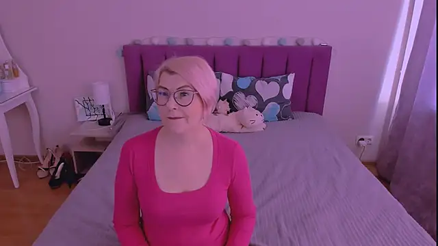 Snapshot of sabrinamacmarren chatting on 02.15.26 sabrinamacmarren online show from 02.15.26