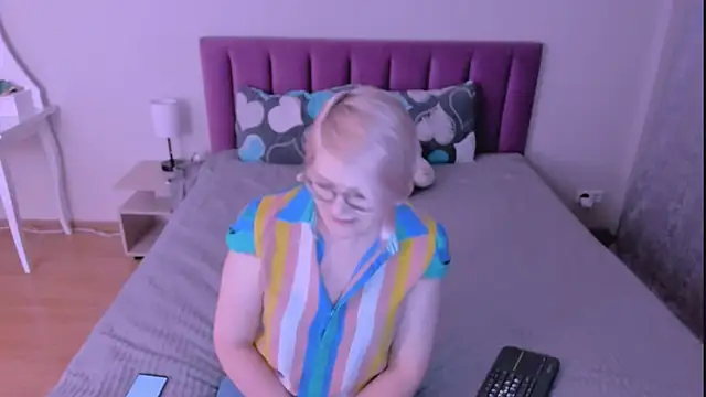 Snapshot of sabrinamacmarren chatting on 02.19.26 sabrinamacmarren online show from 02.19.26