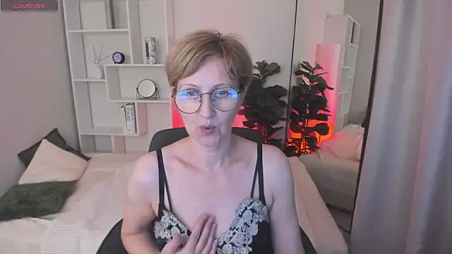 Snapshot of Paris_Cherry chatting on 06.07.26 Paris Cherry online show from 06.07.26