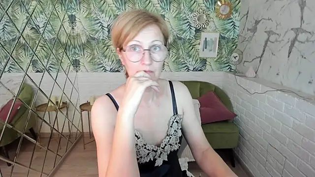 Snapshot of Paris_Cherry chatting on 06.28.26 Paris Cherry online show from 06.28.26