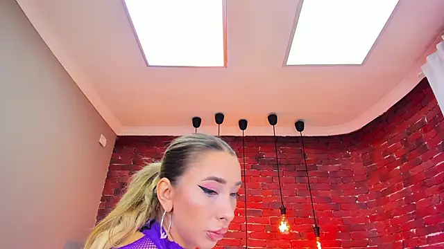 Snapshot of ChristynaRoss chatting on 10.20.25 ChristynaRoss online show from 10.20.25